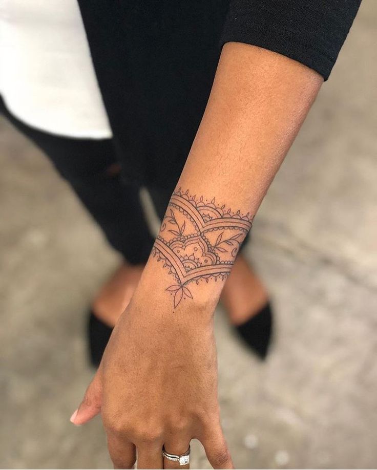 Hình xăm hoa văn cổ điển trên cổ tay, phong cách blackwork, chi tiết tinh tế, ảnh HD.