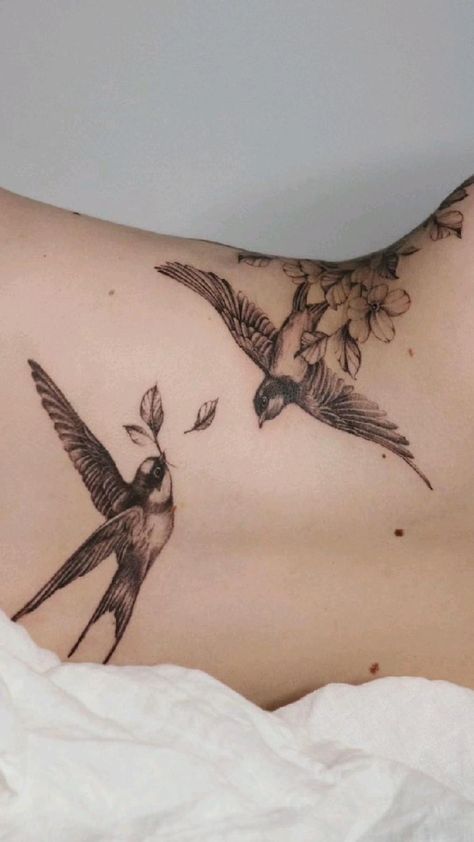 Hình xăm chim én và hoa trên lưng, phong cách blackwork chi tiết, ảnh HD.