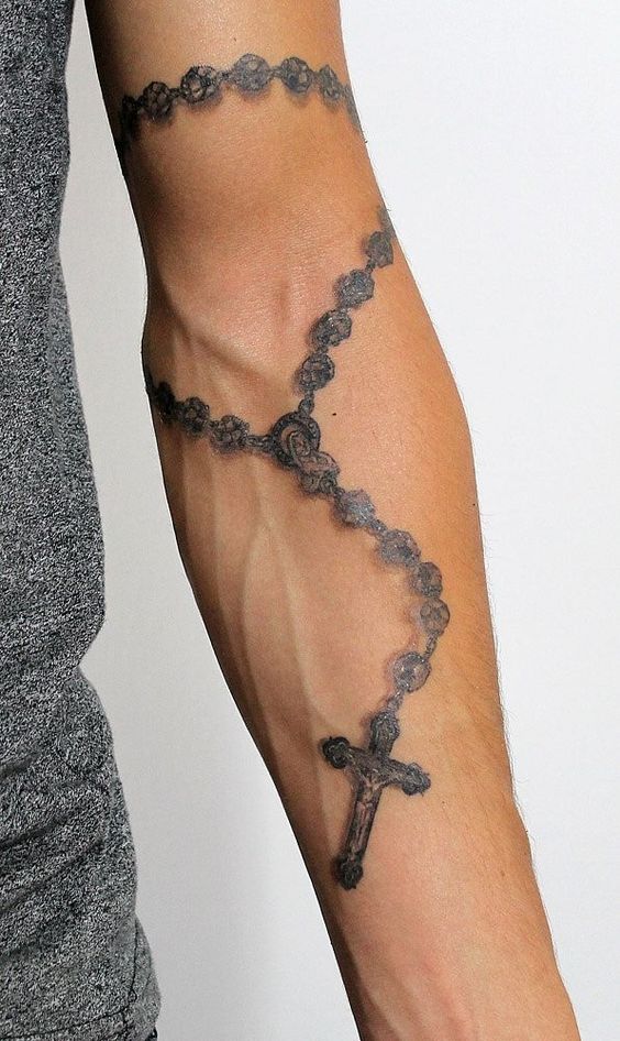 mẫu xăm công giáo mini sáng tạo Hình xăm chuỗi tràng hạt trên cánh tay, phong cách blackwork, chi tiết rõ nét, ảnh HD.