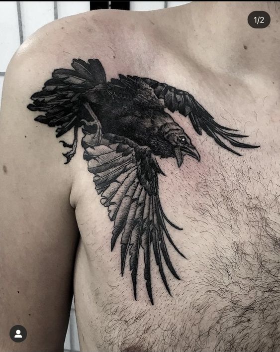Hình xăm chim quạ trên ngực, phong cách blackwork chi tiết, độ phân giải HD.