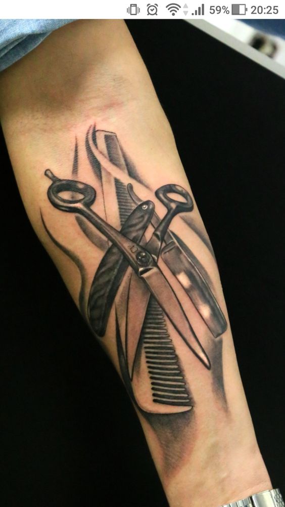 mẫu xăm cho thợ tóc có phong cách hướng ngoại Hình xăm kéo và lược trên cẳng tay, phong cách blackwork chi tiết, ảnh chất lượng HD.