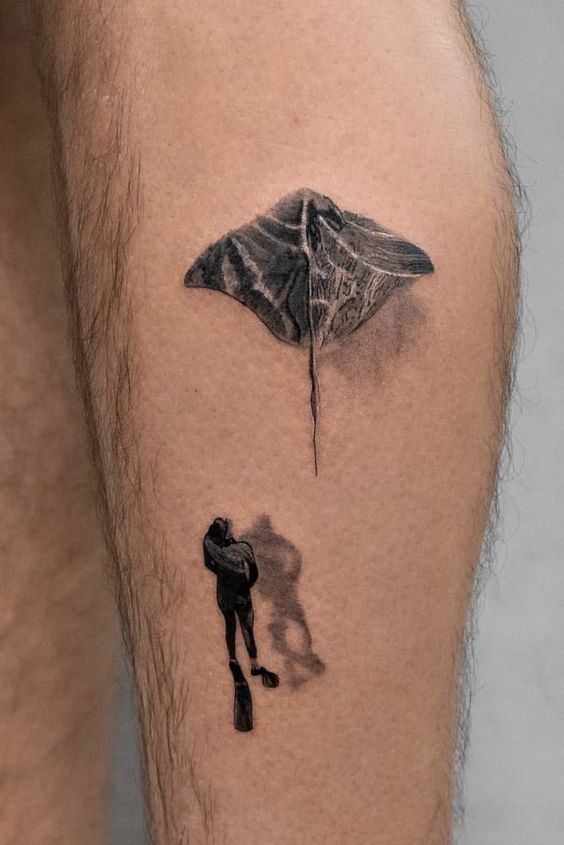 Hình xăm cá đuối và thợ lặn trên chân, phong cách blackwork chi tiết, độ phân giải HD.