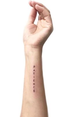 Hình xăm chữ "Patience" trên cánh tay, phong cách tối giản, độ phân giải HD.