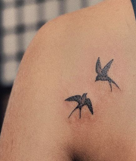 Hình xăm chim én mini trên vai, phong cách blackwork, ảnh HD sắc nét.