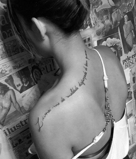 mẫu xăm dòng chữ dài trên vai Hình xăm chữ trên vai, phong cách blackwork, chi tiết rõ nét, ảnh HD.
