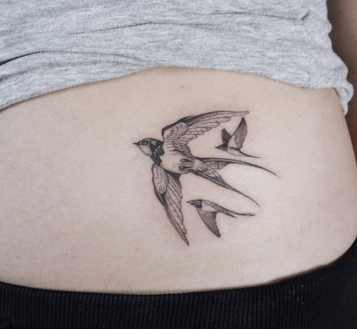 Hình xăm chim én, phong cách blackwork, vị trí hông, ảnh chi tiết cao, độ phân giải HD.