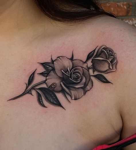 Hình xăm hoa hồng trên vai, phong cách blackwork chi tiết, độ phân giải HD.