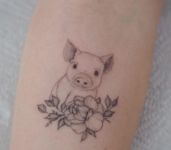 xăm heo cho người tuổi hợi Hình xăm heo con và hoa, vị trí cánh tay, phong cách blackwork, chi tiết rõ nét, độ phân giải HD.