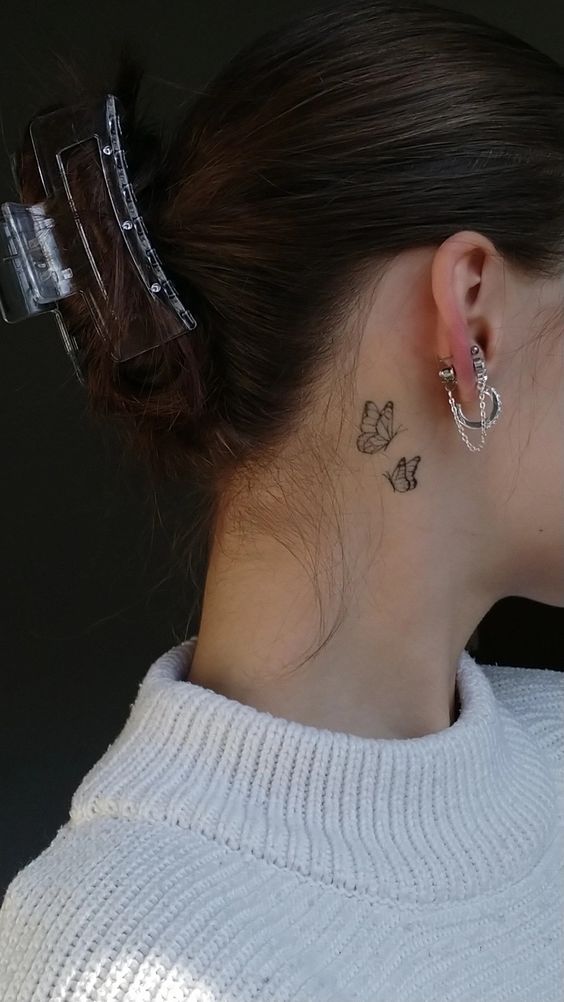 thiết kế hình con bướm mini hấp dẫn Hình xăm bướm mini sau tai, phong cách blackwork, chi tiết rõ nét, chất lượng HD.