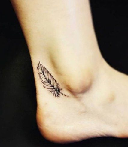 Hình xăm lông vũ mini ở cổ chân, phong cách blackwork, độ chi tiết cao, ảnh HD.
