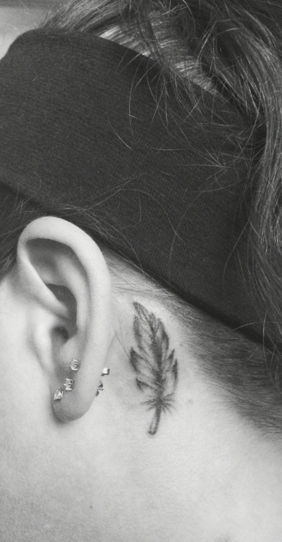 Hình xăm lá nhỏ sau tai, phong cách blackwork, chi tiết tinh tế, ảnh chất lượng cao.