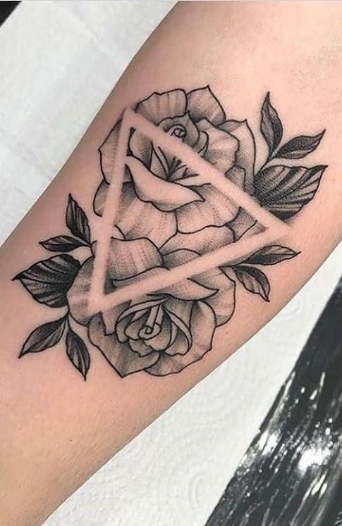Hình xăm hoa hồng đen trắng trên cánh tay kiểu blackwork, độ chi tiết cao, ảnh HD.