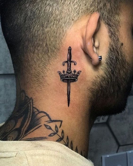 mẫu xăm hình thanh kiếm và vương miện mini Hình xăm dao găm và vương miện sau tai, phong cách blackwork, chi tiết, độ phân giải HD.