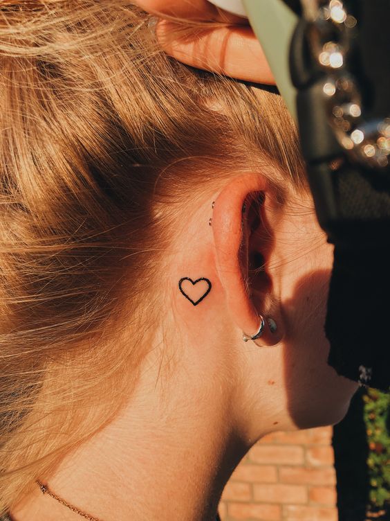 kiểu xăm trái tim dễ thương sau tai cho nữ Hình xăm trái tim mini sau tai phong cách blackwork, chi tiết HD.