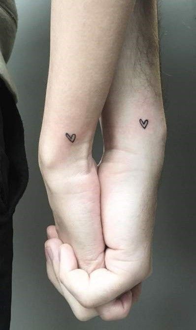 mẫu xăm hình trái tim mini dễ thương cho cặp đôi Hình xăm mini trái tim trên cổ tay, phong cách blackwork, độ phân giải HD.