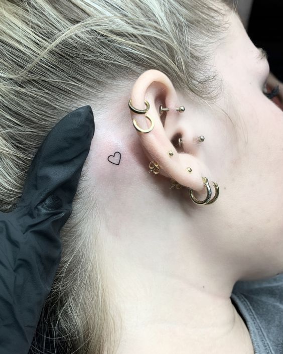 thiết kế hình trái tim mini sau tai Hình xăm trái tim mini sau tai, phong cách blackwork, ảnh HD chi tiết.