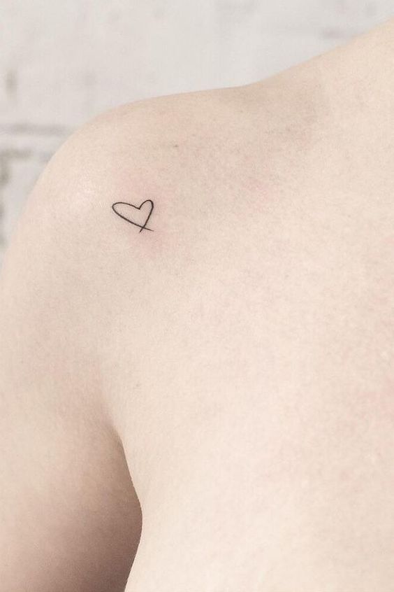 thiết kế xăm trái tim nhỏ xinh cực nổi bật Hình xăm trái tim mini trên vai, phong cách blackwork, chi tiết đơn giản, ảnh HD.