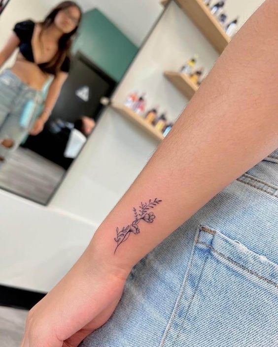 Hình xăm hoa mini trên cổ tay, phong cách blackwork, chi tiết tinh tế, ảnh HD.
