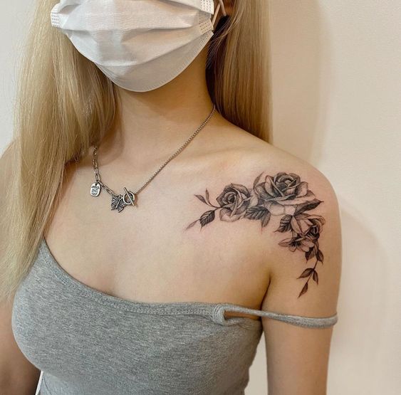 Hình xăm hoa hồng trên vai, phong cách blackwork, chi tiết tinh tế, độ phân giải cao HD.