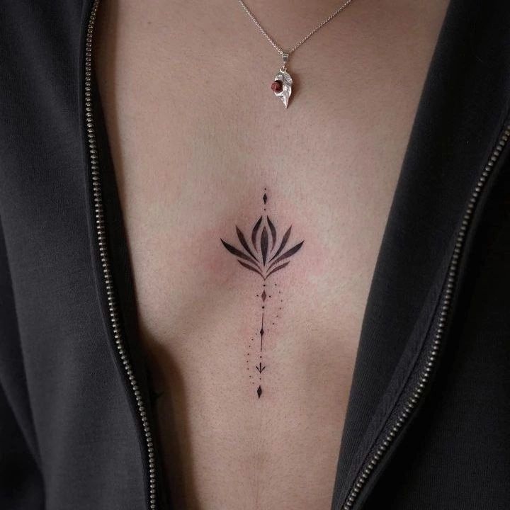 Hình xăm hoa sen tối giản trên ngực, phong cách blackwork, độ chi tiết cao, ảnh HD.