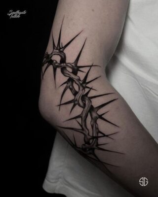 Hình xăm dây thép gai phong cách blackwork trên tay, chi tiết sắc nét, độ phân giải HD.