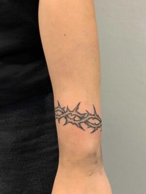 Hình xăm vòng gai trên cánh tay, phong cách blackwork, chi tiết sắc nét, ảnh HD.