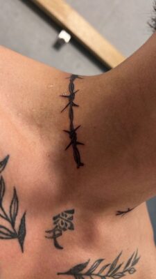 Hình xăm dây thép gai trên cổ, phong cách blackwork, chi tiết sắc nét, ảnh HD.