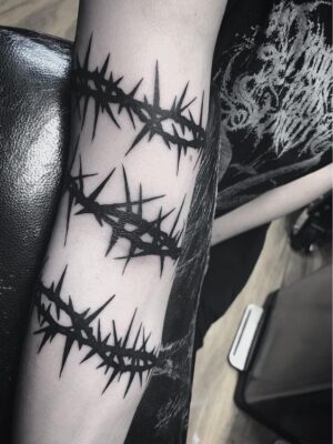 Hình xăm họa tiết gai blackwork trên tay, phong cách tối giản, độ phân giải HD.