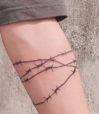 Hình xăm dây thép gai trên tay, phong cách blackwork, đơn giản, ảnh chất lượng HD.