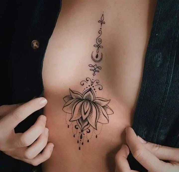 Hình xăm hoa sen trên ngực, phong cách blackwork tinh tế, ảnh HD rõ nét.