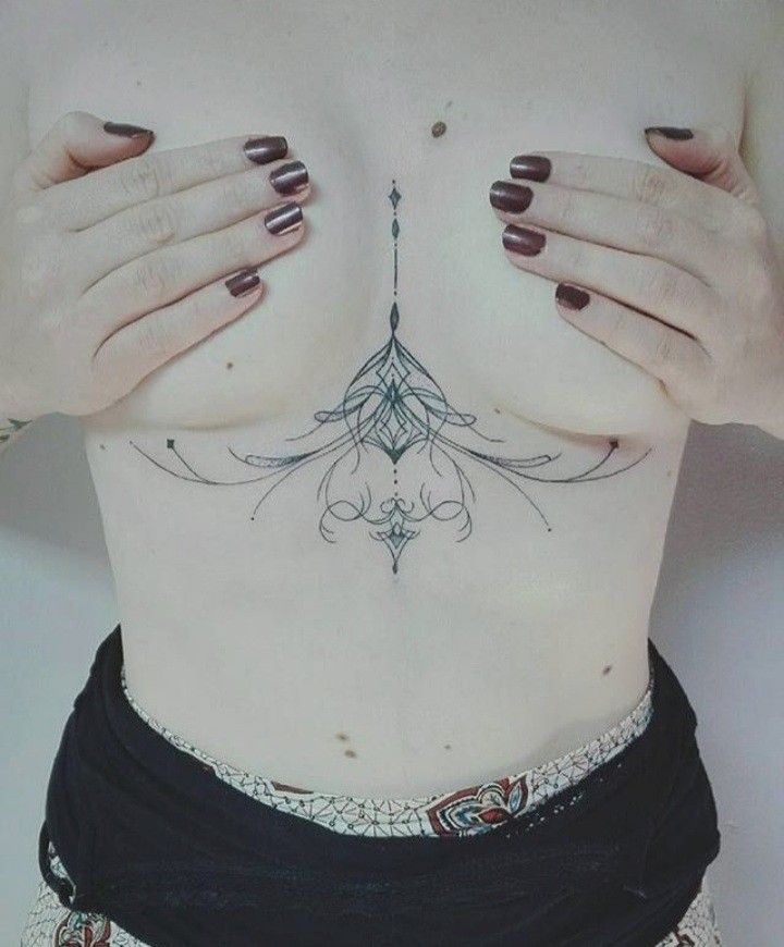 Hình xăm hoa văn tinh tế dưới ngực, phong cách blackwork, hình xăm chi tiết, độ phân giải HD.