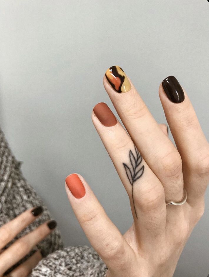 hình xăm lá nguyệt quế trên ngón tay Hình xăm lá mini phong cách blackwork trên ngón tay, ảnh HD, chi tiết rõ nét.