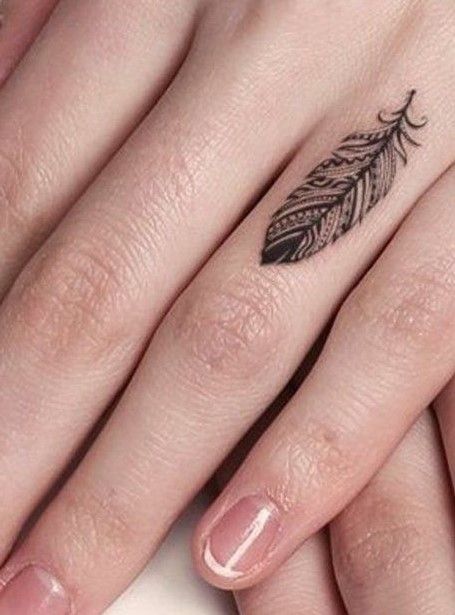 Hình xăm lông vũ mini trên ngón tay, phong cách blackwork, chi tiết tinh tế, độ phân giải HD.