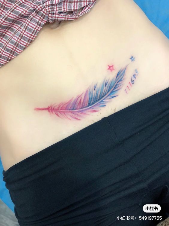 Hình xăm lông vũ màu nước trên hông, chi tiết sắc nét, chất lượng HD, phong cách nhẹ nhàng và tinh tế.