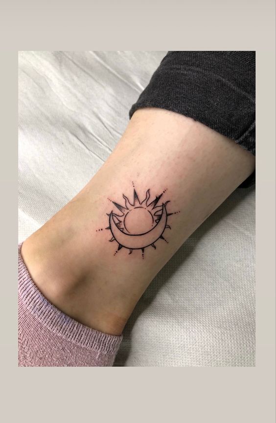 mẫu xăm mặt trăng ôm mặt trời mẫu 4 Hình xăm mặt trời và trăng phong cách blackwork ở mắt cá chân, chi tiết rõ nét, ảnh HD.