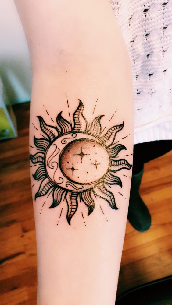 mẫu xăm mặt trăng ôm mặt trời mẫu 5 Hình xăm mặt trời và mặt trăng, phong cách blackwork, trên cánh tay, chi tiết cao, ảnh HD.