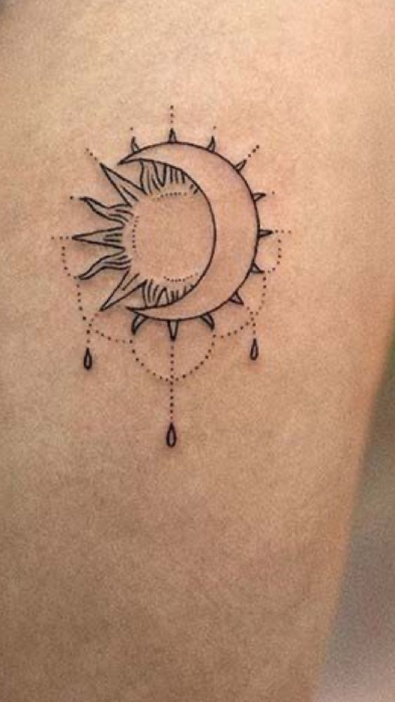 mẫu xăm mặt trăng ôm mặt trời mẫu 9 Hình xăm mặt trời trăng, phong cách blackwork, vị trí trên cánh tay, chi tiết tinh tế, độ phân giải HD.