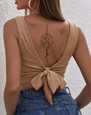 Hình xăm mini phong cách blackwork trên lưng, họa tiết tinh tế, ảnh độ phân giải HD.