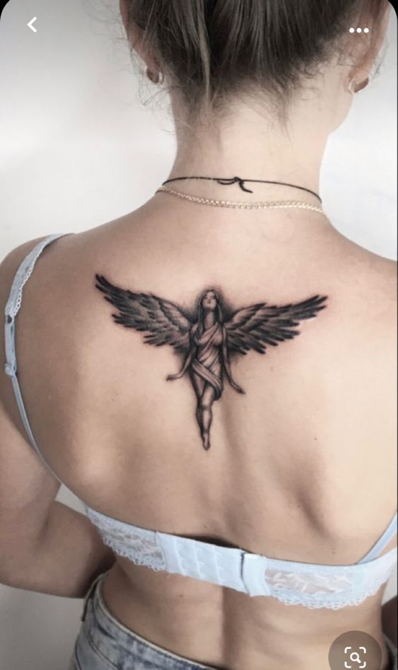 mẫu xăm mini công giáo nghệ thuật Hình xăm thiên thần trên lưng, phong cách blackwork, chi tiết cao, độ phân giải HD.
