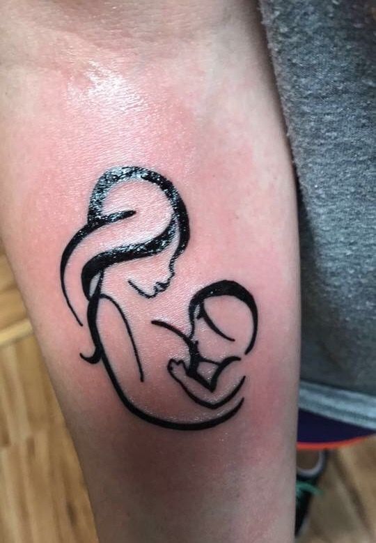 mẫu xăm mini mẹ cho con bú vô cùng thiêng liêng Hình xăm mẹ và bé phong cách blackwork trên tay, chi tiết tối giản, ảnh chất lượng HD.