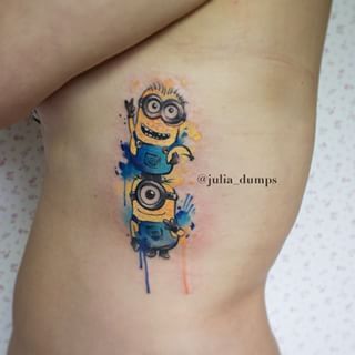 mẫu xăm Minion dọc mạn sườn Hình xăm hoạt hình trên mạn sườn, phong cách màu nước sống động, độ chi tiết cao, ảnh HD.