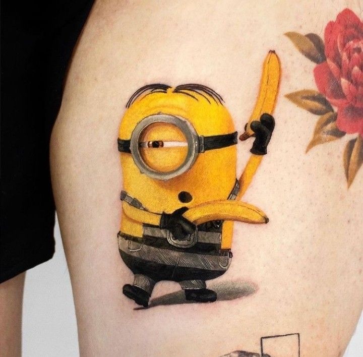 mẫu xăm minion trên đùi cực đáng yêu Hình xăm nhân vật hoạt hình trên đùi, phong cách màu sắc, chi tiết cao, độ phân giải HD.
