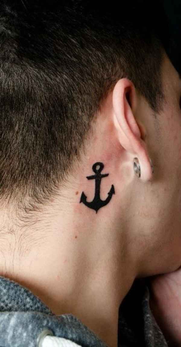 Hình xăm mỏ neo phong cách blackwork sau tai, chi tiết rõ nét, ảnh HD.