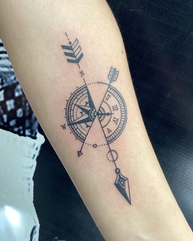 mẫu xăm mũi tên la bàn Hình xăm la bàn trên tay, phong cách blackwork chi tiết, ảnh HD 920x736.