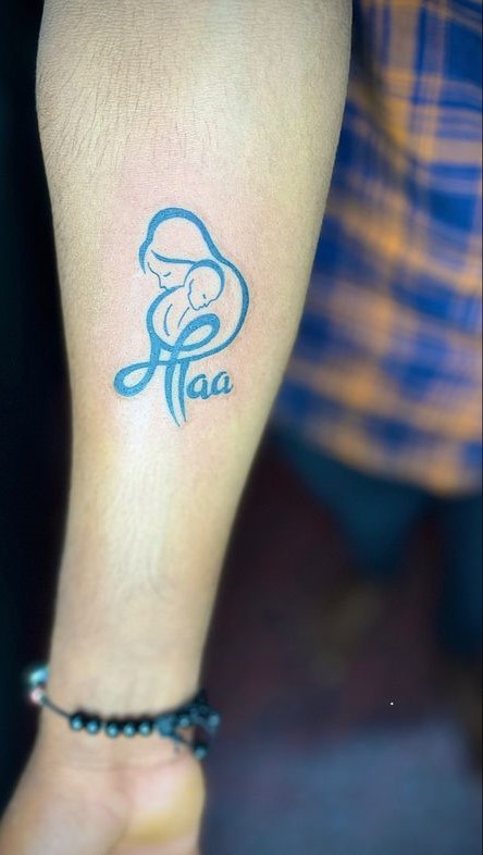 mẫu xăm nét màu hình mẹ bồng con mini Hình xăm mẹ con phong cách tối giản trên cánh tay, độ chi tiết cao, ảnh HD.