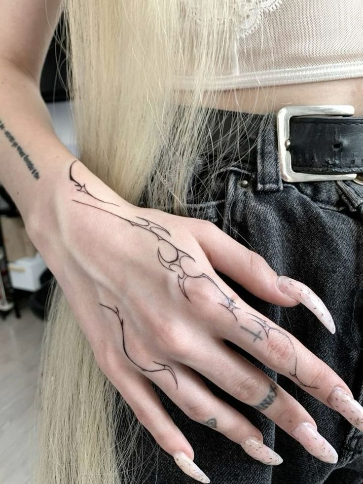mẫu xăm ngón tay vừa tinh tế vừa quyến rũ Hình xăm phong cách blackwork trên tay, chi tiết tinh tế, ảnh HD.
