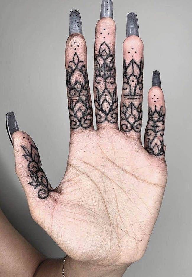 hình xăm ngón tay với cảm xúc sâu lắng Hình xăm hoa văn đen trên ngón tay, phong cách blackwork, chi tiết rõ nét, ảnh HD.