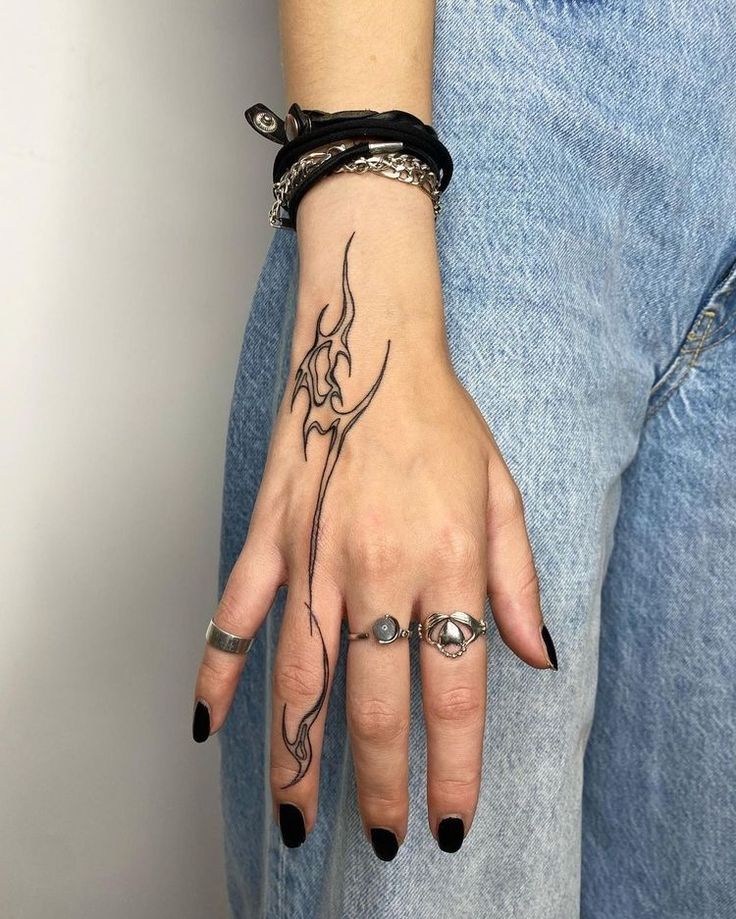mẫu xăm ngón tay ngầu hút hồn cho chị khách Hình xăm nét lửa trên mu bàn tay, phong cách blackwork, ảnh HD chi tiết.