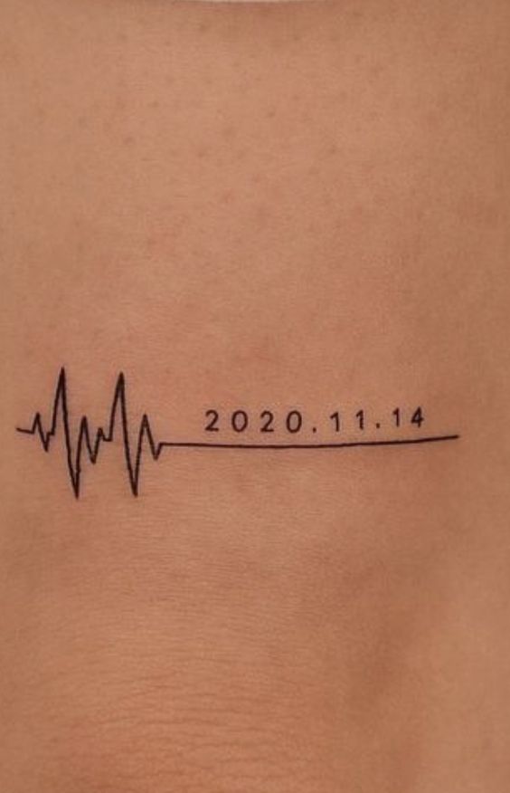 Hình xăm nhịp tim với ngày tháng, phong cách blackwork trên da, độ phân giải HD.