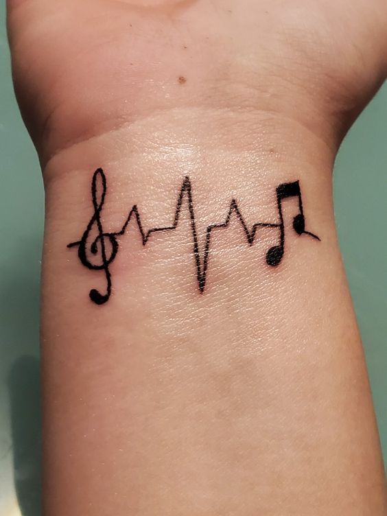 Hình xăm nốt nhạc và nhịp tim trên cổ tay, phong cách blackwork, chi tiết sắc nét, độ phân giải HD.